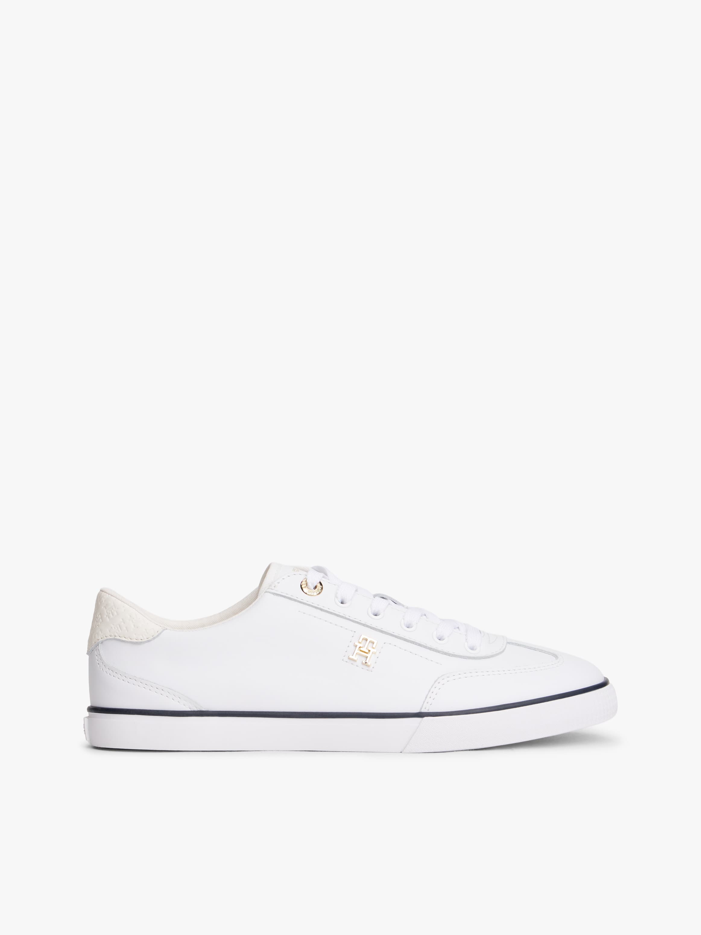 حذاء رياضي جلدي برباط مزين بحروف الشعار
